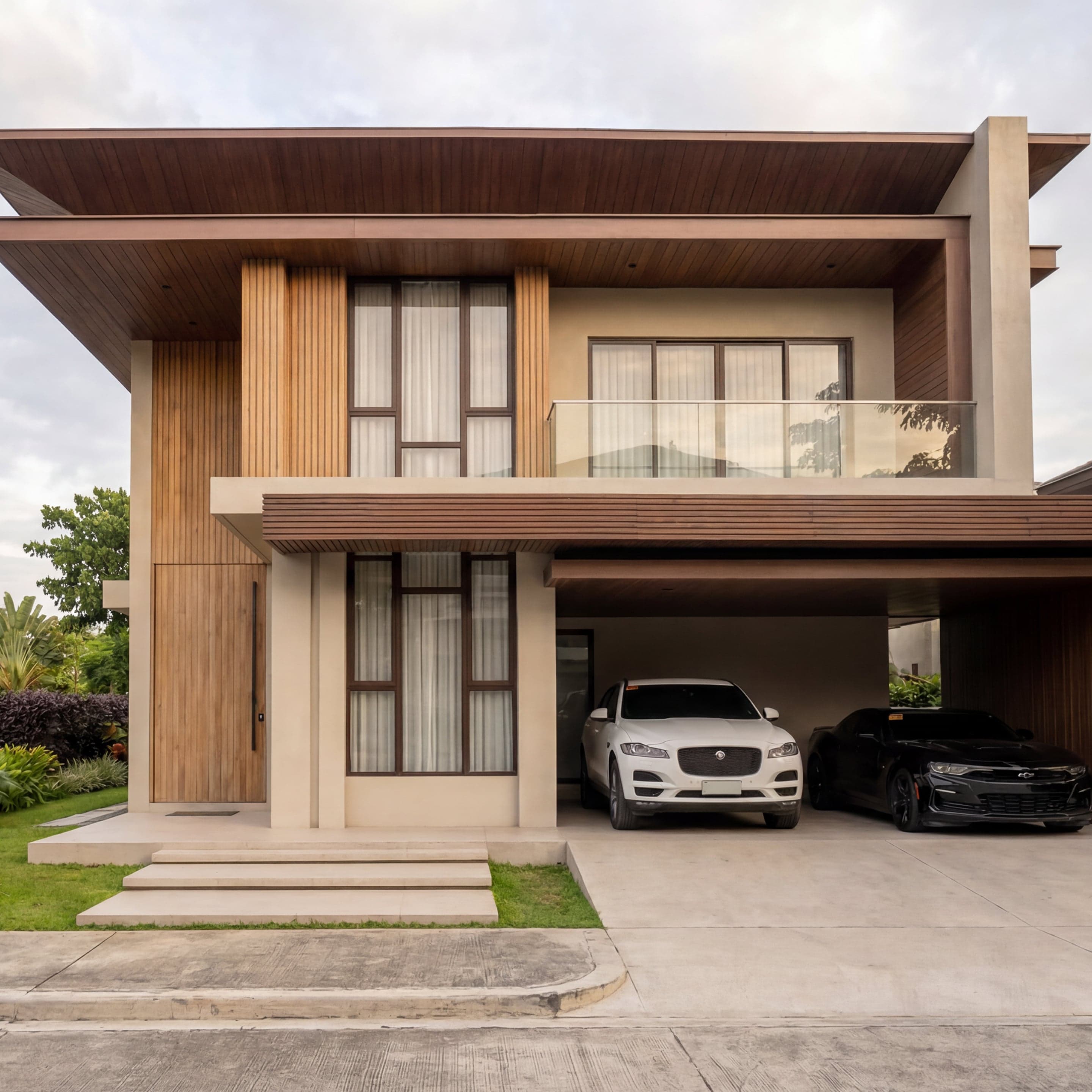 Casa de dois pavimentos com fachada em madeira, vidro e garagem coberta, projeto de arquitetura e obra no Ceará
