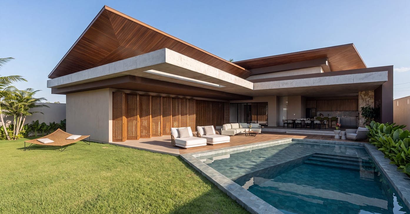 Casa contemporânea com telhado em madeira, varanda ampla e piscina integrada ao jardim, projeto de arquitetura em Cruz, CE